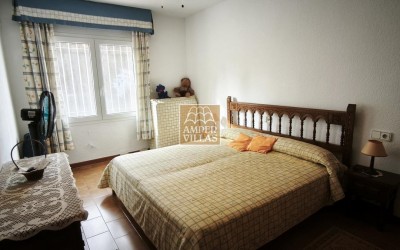 Просторный бунгало с общим бассейном и теннисным кортом, расположенный рядом с гольф-клубом.